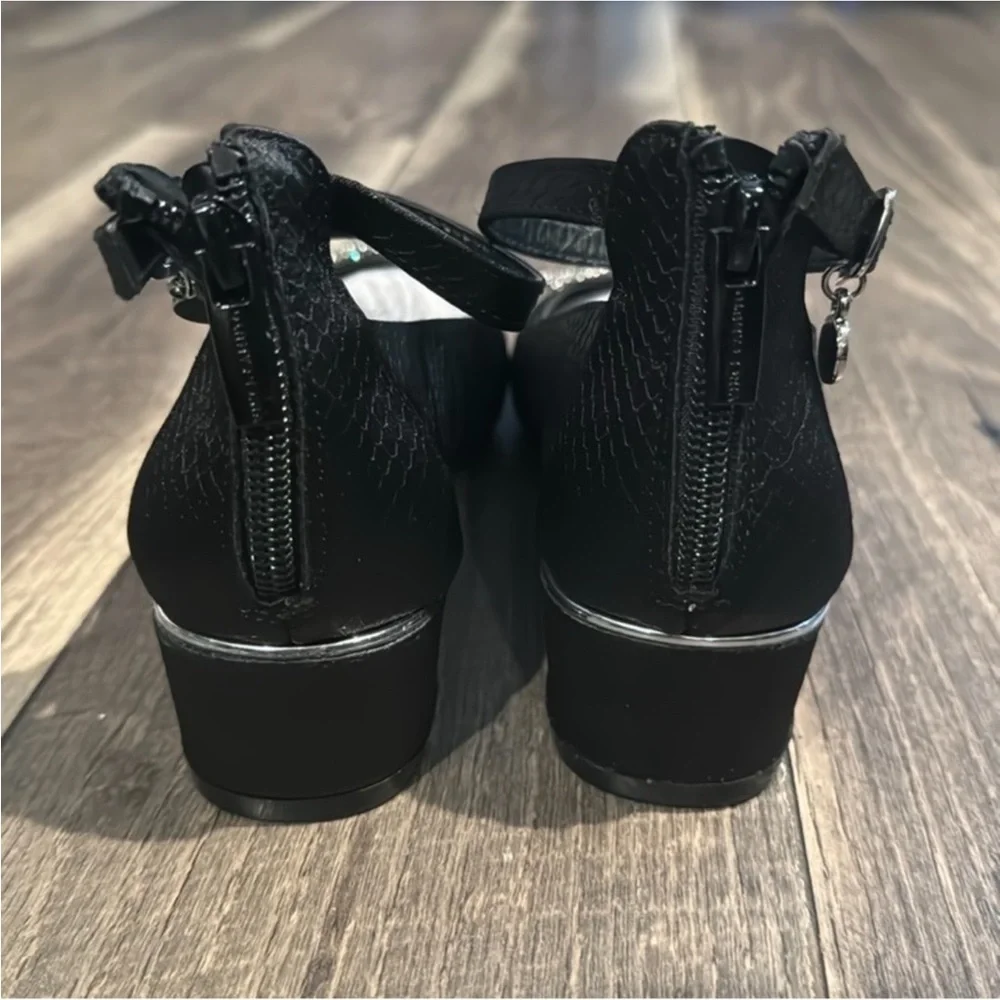 New authentic Vince Camuto girls black dress shoes sz 3 display
